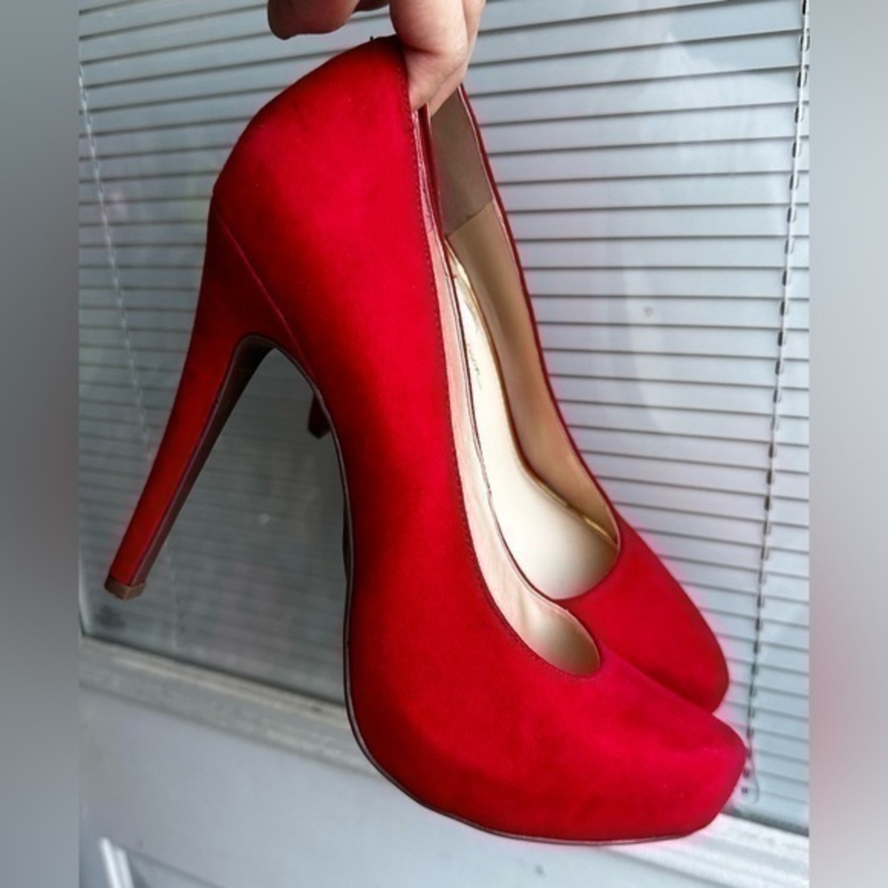Jessica Simpson women’s Red muse Microsuede parisah heels